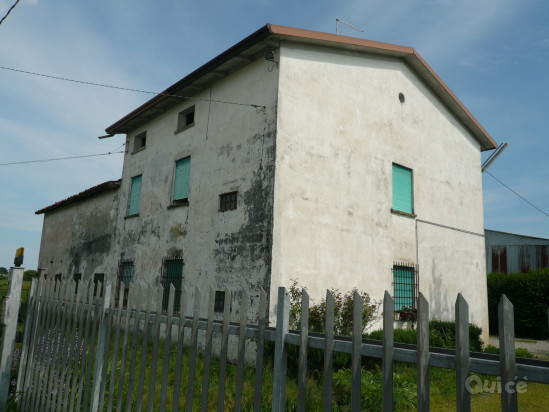 ABITAZIONE RURALE CON ANNESSI RUSTICI E STALLA CIRCONDATA DA 9 CAMPI AGRICOLI foto-87044