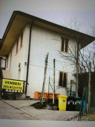 Vendo casa con terreno zona collinare foto-18598