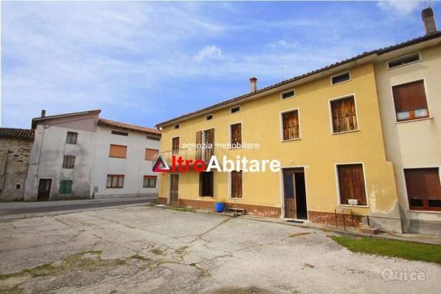 Porzione di testa in corte da ristrutturare. Grand a Borgo Valbelluna foto-153040