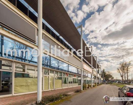 COMODISSIMO SPAZIO COMMERCIALE DIREZIONALE 240 MQ a Spresiano foto-171274