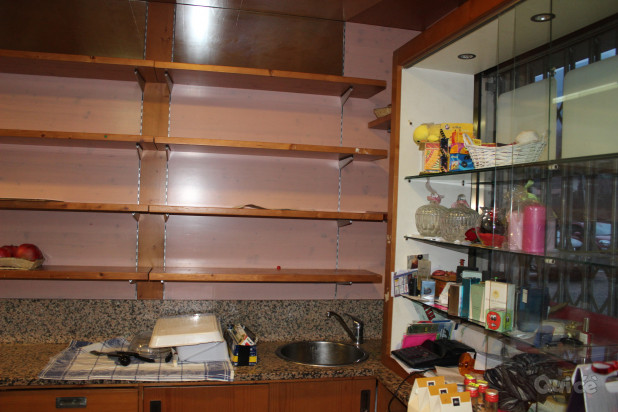 Banco refrigerato per alimentari con bilancia professionale, scaffalatura e vetrina foto-15300