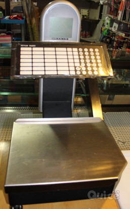 Banco refrigerato per alimentari con bilancia professionale, scaffalatura e vetrina foto-2306