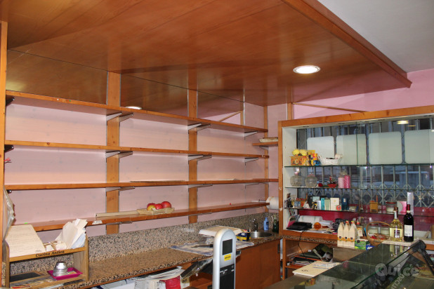 Banco refrigerato per alimentari con bilancia professionale, scaffalatura e vetrina foto-15299