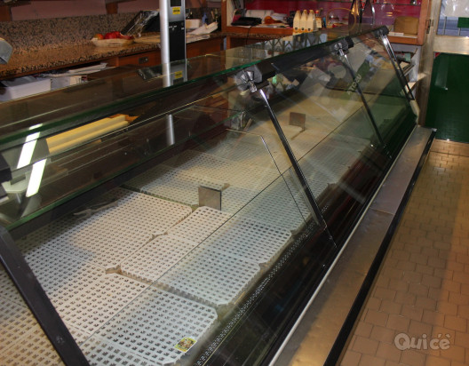 Banco refrigerato per alimentari con bilancia professionale, scaffalatura e vetrina foto-15297