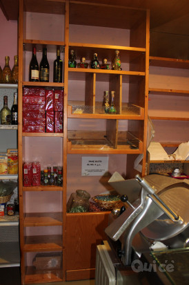 Banco refrigerato per alimentari con bilancia professionale, scaffalatura e vetrina foto-15298