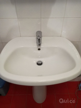 Lavabo per bagno e miscelatore foto-325516