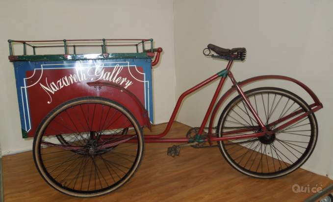 Bicicletta con carretto portagiornali foto-3783