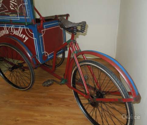 Bicicletta con carretto portagiornali foto-21199