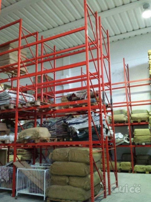 MULETTO ELETTRICO CON BINARIO E SCAFFALATURE DA MAGAZZINO foto-332667