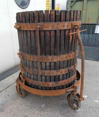 Torchio antico con ruote foto-340053