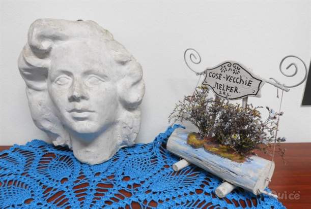 Volto / Busto di donna in gesso da appendere foto-351300