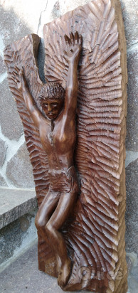 Crocefisso scolpito in legno di castagno foto-370616