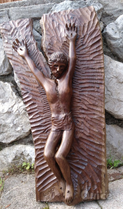 Crocefisso scolpito in legno di castagno foto-43478