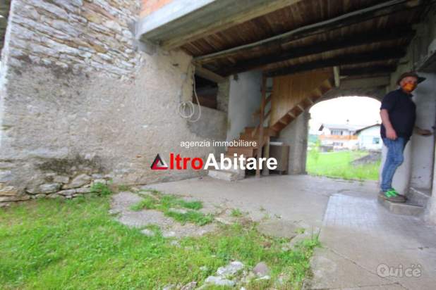 Porzioni terra-cielo da ristrutt. con 7500mq di t. a Borgo Valbelluna foto-380089