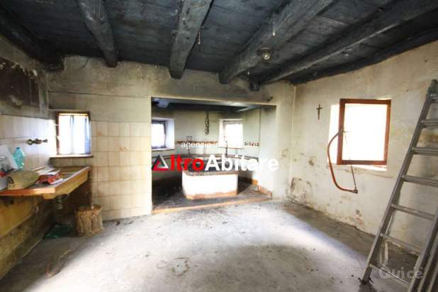 Porzioni terra-cielo da ristrutt. con 7500mq di t. a Borgo Valbelluna foto-380085