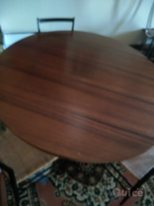 Vendo tavolo rotondo con quattro sedie. Anni sessanta. foto-425847
