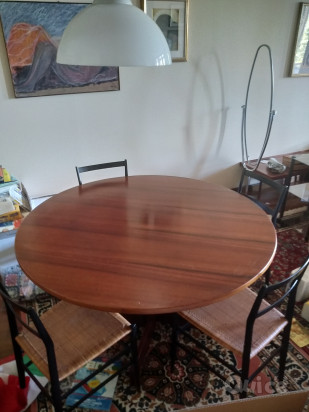 Vendo tavolo rotondo con quattro sedie. Anni sessanta. foto-49429