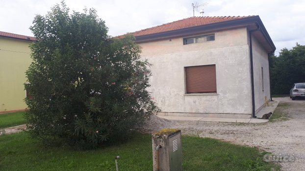 Casa singola con terreno edificabile foto-7842