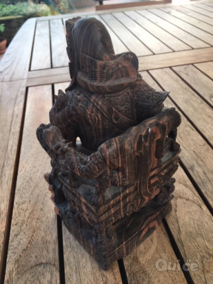 Statuetta in legno esotico, molto pesante, intagliata  a mano. foto-48624