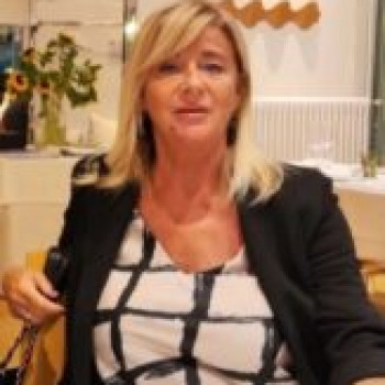 Giuliana, 60enne, libera,  vivo da sola.