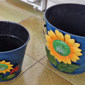 Coppia porta vasi in metallo con decorazioni