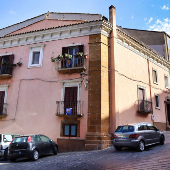 Piazza Armerina, moderno duplex nel borgo medievale
