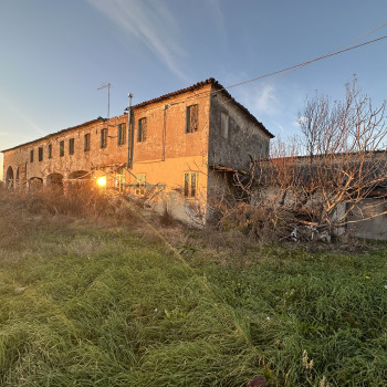 ORIAGO AMPIA PORZIONE DI RUSTICO CON TERRENO AGRICOLO DI CIRCA 7150MQ