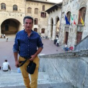 Loris uomo intelligente, benestante. 