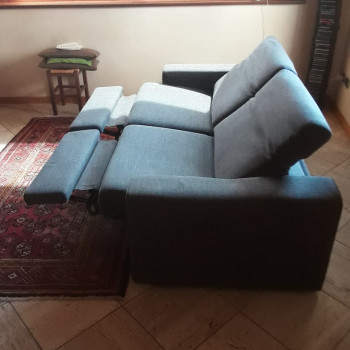 Divano con motore elettrico in tessuto.