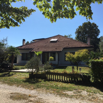 CAMPALTO AMPIA VILLA CON GIARDINO DI 1500MQ