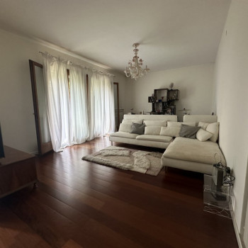 BORBIAGO AMPIA VILLA ADATTA A 2 NUCLEI FAMILIARI