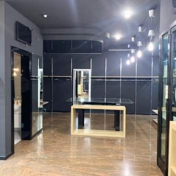 Negozio in vendita a Rovolon (Padova)