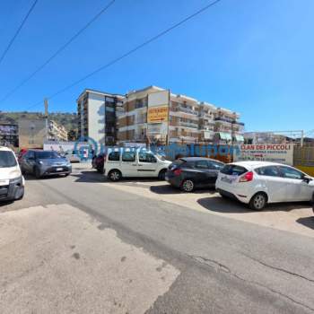 Negozio in affitto a Napoli (Napoli)