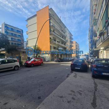 Negozio in affitto a Napoli (Napoli)