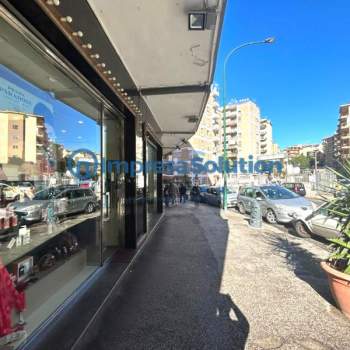 Negozio in affitto a Napoli (Napoli)