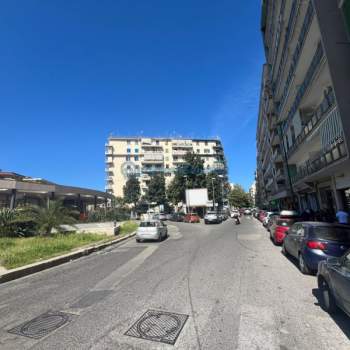 Negozio in affitto a Napoli (Napoli)