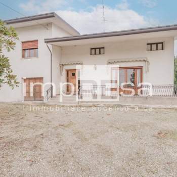 Casa indipendente a Prata di Pordenone (Pordenone)