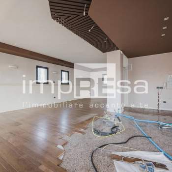 Locale commerciale in affitto a Paese, Postioma