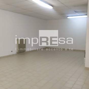 Magazzino in vendita a Paese, Centro