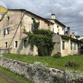 Rustico in vendita a Tarzo, Corbanese