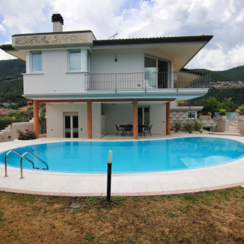 Roè Volciano, villa panoramica con piscina