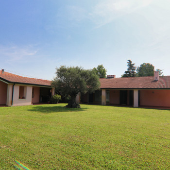 Campodarsego, villa portico e giardino