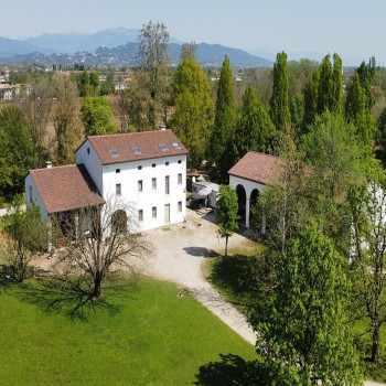 Riese Pio X, la grande casa bianca con un teatro verde e il lago