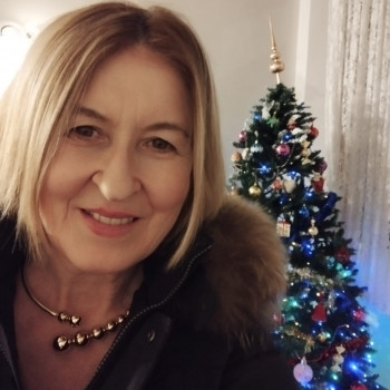 Graziella, donna sorridente e dinamica 