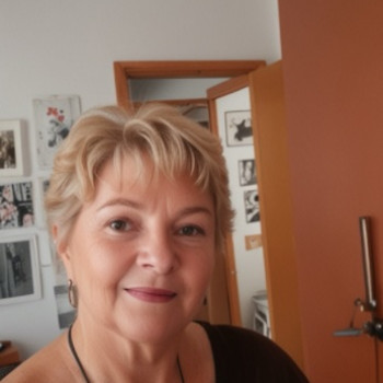 Monica, donna cordiale e comprensiva 