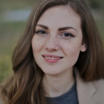 Anna Rita, donna femminile e curata 