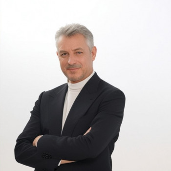 Gianluca, imprenditore, uomo benestante 