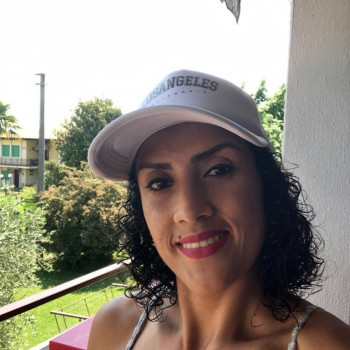 Sabrina, donna allegra e sorridente 