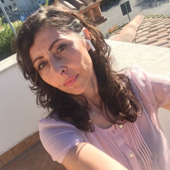 Anita, donna nubile, comprensiva e affettuosa 