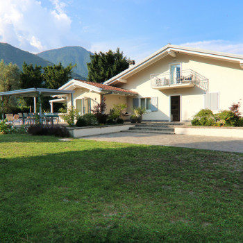 Bagolino, Ponte Caffaro la villa la piscina e il lago